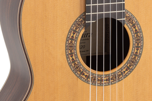 Guitarra Clásica Admira A20 Electrificada Con Fishman Serie Artesanía